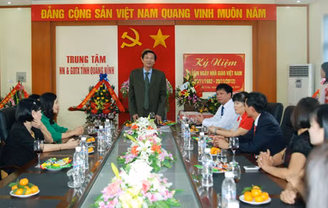 Chủ tịch UBND tỉnh Nguyễn Văn Đọc chúc mừng thầy cô giáo Trung tâm hướng nghiệp và GDTX tỉnh