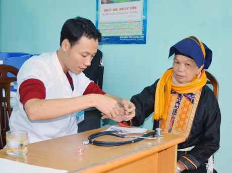 Tại đây, các bác sĩ trẻ của Bệnh viện Đa khoa tỉnh đã tận tình thăm khám và tư vấn cho bà con cách điều trị bệnh;