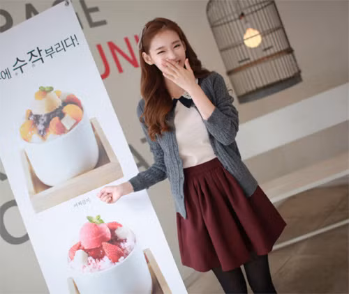  Áo màu sắc nhẹ nhàng cùng chút biến tấu ở phần cổ áo là điểm nhấn cho bạn nét trẻ trung, mới lạ nơi công sở ngày đầu tuần.
