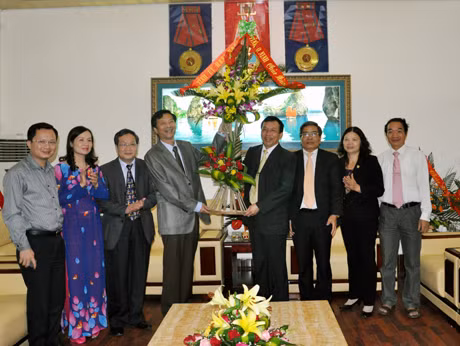 Chủ tịch UBND tỉnh Nguyễn Văn Đọc cùng lãnh đạo Sở Nội vụ, Sở GD- ĐT tặng hoa các thầy, cô giáo Trường CĐ Sư phạm Quảng Ninh.
