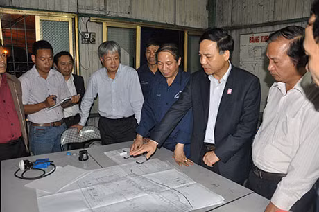 Phó Chủ tịch UBND tỉnh Đặng Huy Hậu kiểm tra phương án cứu hộ nạn nhân.