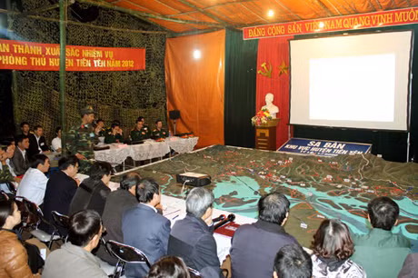 Chỉ huy trưởng Ban chi huy quân sự Huyện trình bày Quyết tâm tác chiến phòng thủ tại sở chỉ huy khu tập trung bí mật.