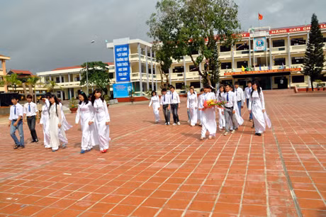 Học sinh Trường THPT Trần Phú (TP Móng Cái) trong ngày kỷ niệm 55 năm thành lập trường (1957-2012). Ảnh: Phan Hằng