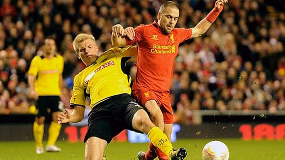 Liverpool (áo đỏ) phải chờ đến lượt cuối