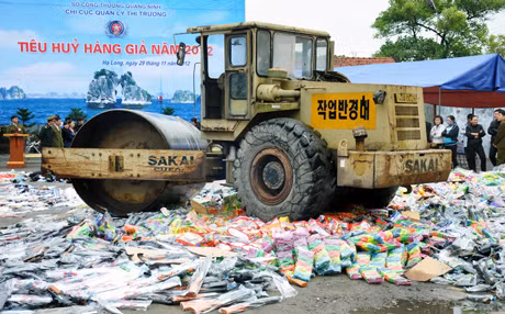 Tiêu hủy hàng giả, hàng cấm trước sự chứng kiến của các cơ quan chức năng và nhân dân trên địa bàn.