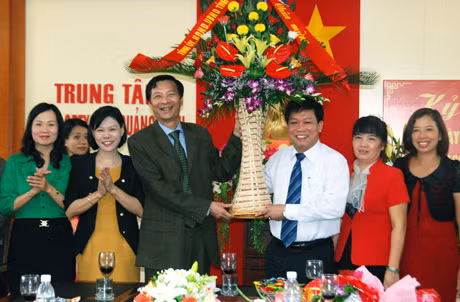 Chủ tịch UBND tỉnh Nguyễn Văn Đọc tặng hoa, chúc mừng thầy cô giáo Trung tâm hướng nghiệp và GDTX tỉnh