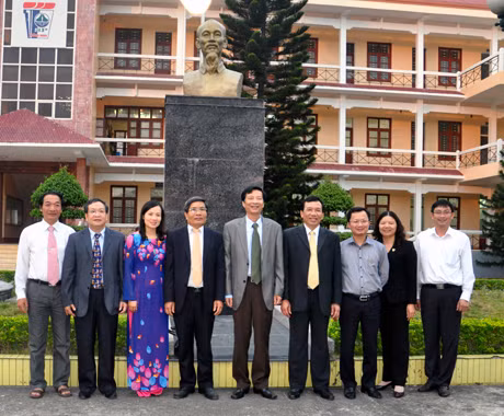 Chủ tịch UBND tỉnh Nguyễn Văn Đọc chụp ảnh lưu niệm với thầy, cô giáo Trường CĐ Sư phạm Quảng Ninh.