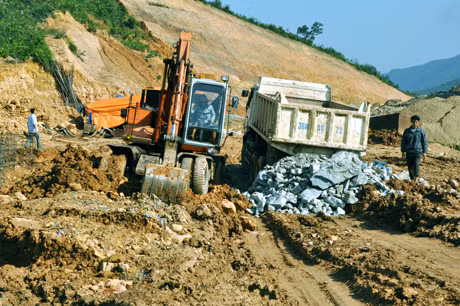 Thi công đường vành đai phía Bắc - TP Hạ Long. Ảnh: Thái Cảnh