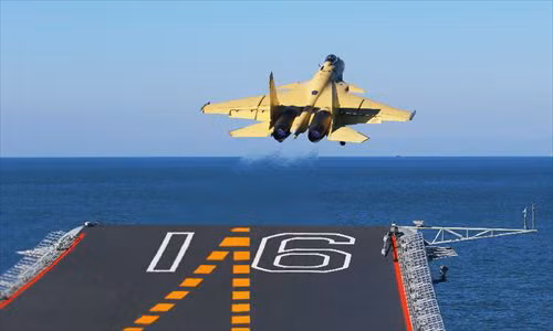 Chiếc J-15 số 553 hạ cánh thành công trên tàu Liêu Ninh