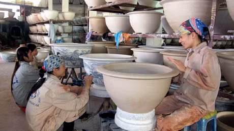 Nhờ được vay vốn từ Quỹ quốc gia hỗ trợ việc làm, Công ty TNHH gốm sứ mỹ nghệ Thành Hữu (Kim Sơn) đã tạo được thêm nhiều việc làm cho người lao động.