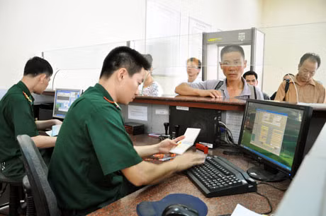 Thực hiện thủ tục xuất nhập cảnh cho cư dân biên giới tại cửa khẩu quốc tế Móng Cái.
