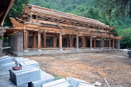 Nhà đại điện Khu văn hoá núi Bài Thơ đã được lắp dựng xong phần khung.