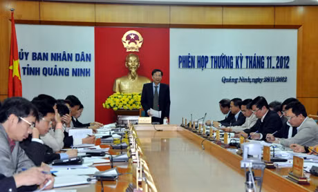 Chủ tịch UBND tỉnh Nguyễn Văn Đọc phát biểu kết luận phiên họp.