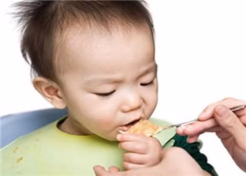 Cha mẹ không nên đút thìa quá đầy thức ăn cho bé 