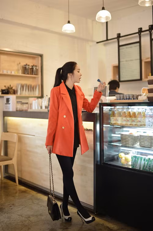  Với áo khoác màu sắc bạn nên phối hợp cùng váy, áo có gam màu nhã nhặn hoặc tối màu để tạo sự hài hòa cho toàn bộ trang phục.
