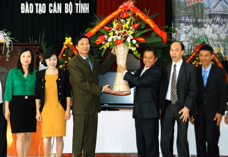 Chủ tịch UBND tỉnh Nguyễn Văn Đọc trò chuyện và tặng hoa các thầy, cô giáo Trung tâm GDTX và Đào tạo cán bộ tỉnh.