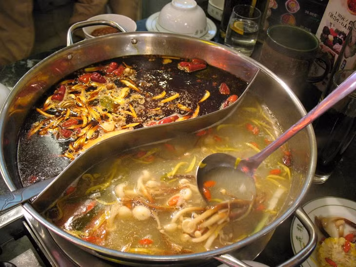 Khi ăn lẩu nên ăn kèm nhiều rau, đậu phụ… để “hạ hỏa”