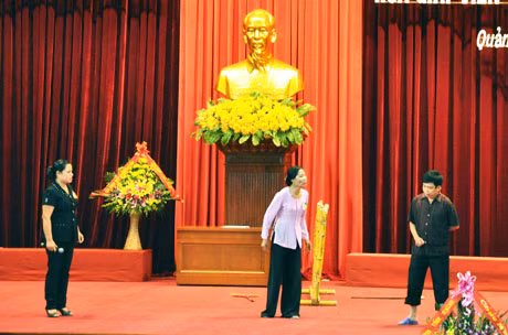 Tiểu phẩm “Bờ rào ngăn cách” của đội Hoành Bồ để lại nhiều ấn tượng cho khán giả.