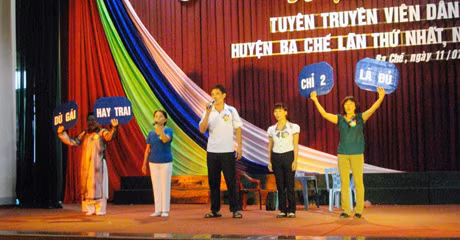 Một tiết mục tại Liên hoan tuyên truyền viên dân số năm 2012 tại huyện Ba Chẽ. Ảnh: CTV