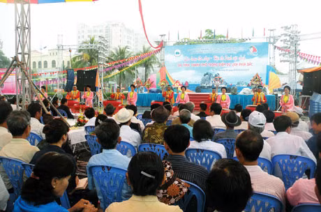 Biểu diễn văn nghệ tại Liên hoan thơ, nhạc - Hội thi Sinh vật cảnh các tỉnh, thành phố trọng điểm du lịch phía Bắc được tổ chức tại TP Hạ Long năm 2011.