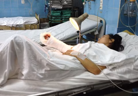 Hiện trường vụ cướp loang vết máu. Ảnh: Quốc Thắng.
