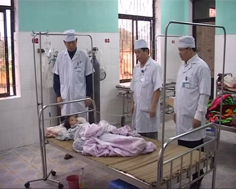 Các bác sỹ Bệnh viện Đa khoa khu vực huyện Hải Hà điều trị cho bệnh nhân bị ngộ độc cá nóc.