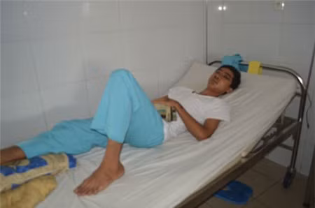 iện tại anh Giang vẫn còn hôn mê vì tụ máu não.(Người nhà đỡ chân anh lên)
