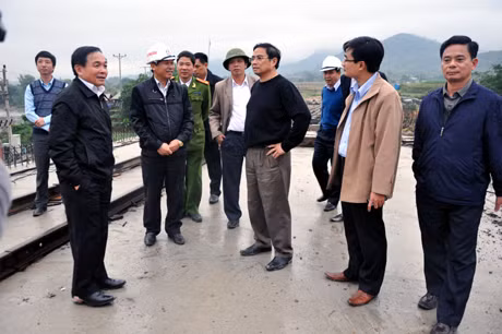 Bí thư kiểm tra tiến độ cầu Pắc Hoóc.