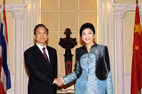 Thủ tướng Trung Quốc Ôn Gia Bảo và người đồng cấp Thái Lan Yingluck Shinawatra trong cuộc gặp tại Thái Lan. Ảnh: AFP