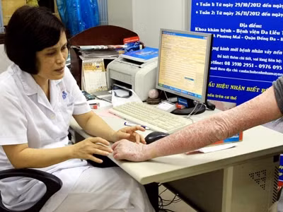 Một bệnh nhân khám bệnh viêm da