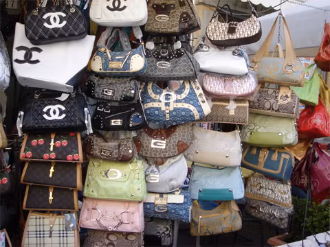 Cảnh sát Trung Quốc vừa bắt giữ 73 nghi phạm sản xuất túi rởm mang thương hiệu LV, Hermes, xuất khẩu sang Mỹ, Trung Đông. Ảnh minh họa: worktravelfashion