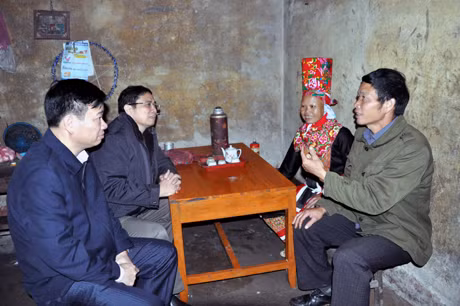 Bi thư thăm hỏi gia đình chị Tằng Vằn Sình Thôn Phật Chỉ xã Đồng Văn.