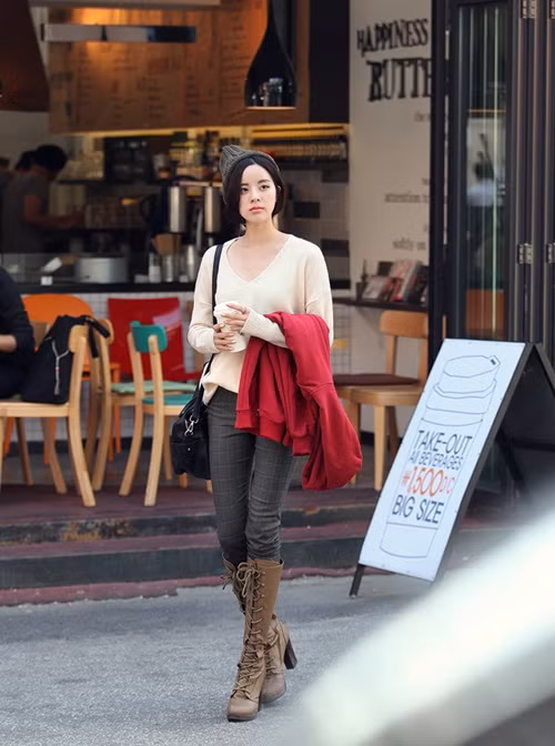 Nếu bạn sở hữu một dáng người cao ráo, thanh mảnh thì một đôi boots cao đến đầu gối sẽ là gợi ý tuyệt vời vì chúng không những tạo điểm nhấn cho thời trang của bạn mà còn cực kì ấm áp trong mùa lạnh nữa 