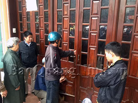 Người dân khu phố tìm cách tiếp cận ngôi nhà.