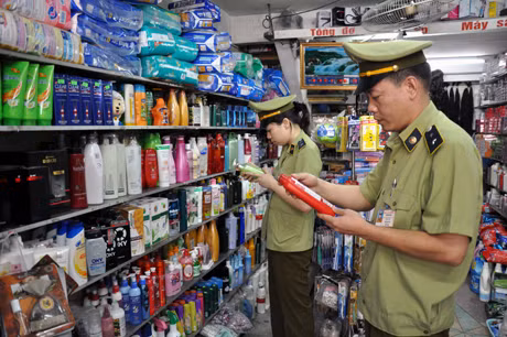 Đội QLTT số 14 kiểm tra các hộ kinh doanh mỹ phẩm tại chợ Hạ Long I.