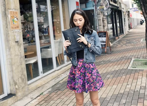  Áo khoác denim cho ngày gió nhẹ.