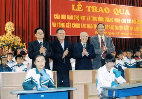 Đại diện Hội Bảo trợ NTT-TMC tỉnh trao góc học tập cho trẻ mồ côi có hoàn cảnh khó khăn tại huyện Đầm Hà. Ảnh: CTV