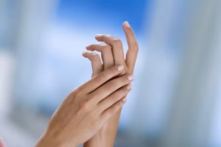  Mùa đông, da tay dễ bị khô, nứt do bị mất nước, tiếp xúc với nước nóng hoặc aceton.