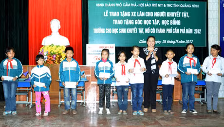 Đồng chí Nguyễn Thị Kim Phượng, Phó Chủ tịch UBND TP Cẩm Phả thay mặt Hội BTNTT và TMC tỉnh trao học bổng cho trẻ em mồ côi vượt khó học giỏi của TP Cẩm Phả.