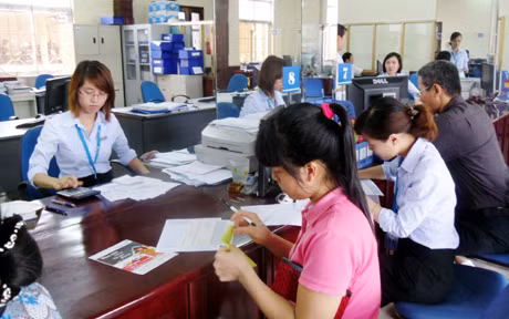 Khách hàng làm thủ tục nộp thuết tại Chi nhánh Ngân hàng Công thương Cẩm Phả.