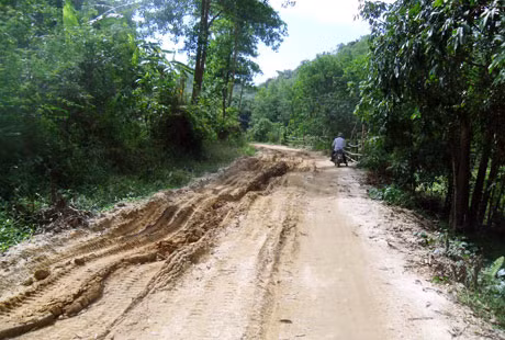 Một đoạn đường vào thôn 10-10, xã Vạn Yên.