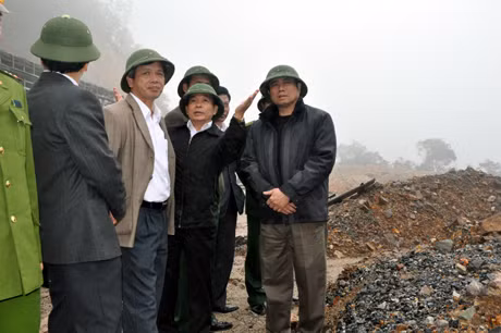 Kiểm tra việc xử lý sạt trượt việc hạ dốc Tài Phật.