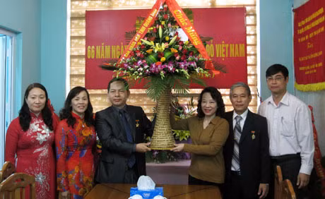 Đồng chí Vũ Thị Thu Thủy, Phó Chủ tịch UBND tỉnh tặng hoa chúc mừng Hội Chữ thập đỏ tỉnh. (Ảnh: Kim Ngọc)