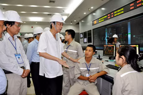 Trong bối cảnh khó khăn, các đồng chí lãnh đạo tỉnh đã trực tiếp kiểm tra, làm việc với các doanh nghiệp để tháo gỡ khó khăn. Ảnh: Đồng chí Nguyễn Văn Đọc, Chủ tịch UBND tỉnh kiểm tra tại Nhà máy Nhiệt điện Mạo Khê.