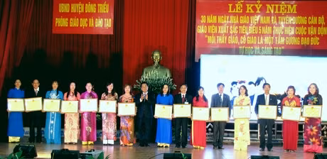 Chủ tịch UBND huyện tặng giấy khen các thày cô giáo tiêu biểu xuất sắc.