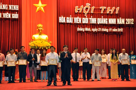Ban tổ chức trao giải Nhất tập thể cho đội TP Móng Cái (ảnh DSC-0491).