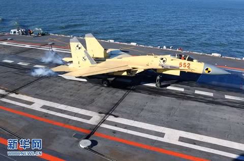 Chiến đấu cơ J-15 hạ cánh trên tàu sân bay Liêu Ninh. Ảnh: Xinhua