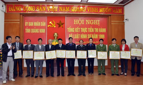 Thay mặt UBND tỉnh, lãnh đạo Sở Tư pháp trao tặng Bằng khen cho các tập thể đạt thành tích xuất sắc trong 11 năm thực hiện BLHS năm 1999