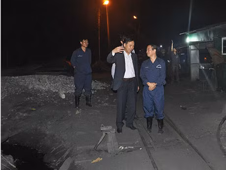 Phó Chủ tịch UBND tỉnh Đặng Huy Hậu kiểm tra thực địa công tác cứu hộ các nạn nhân.
