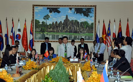 Đồng chí Trịnh Đăng Thanh, Phó Giám đốc Sở Văn hóa, Thể thao và Du lịch, tham gia đóng góp ý kiến tại cuộc họp Ban Thường trực EATOF 2012